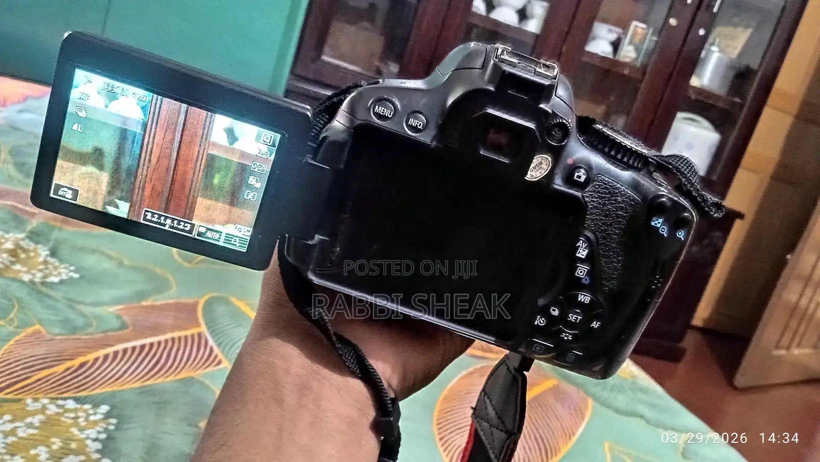 Selling Canon 650D. Comes with Full Fresh Battery and Charger