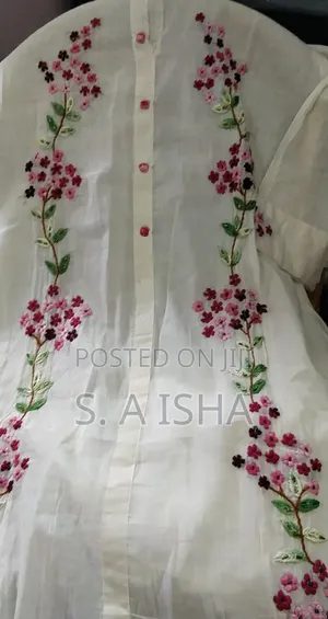 হাতে এমব্রয়ডারি করা পোশাক