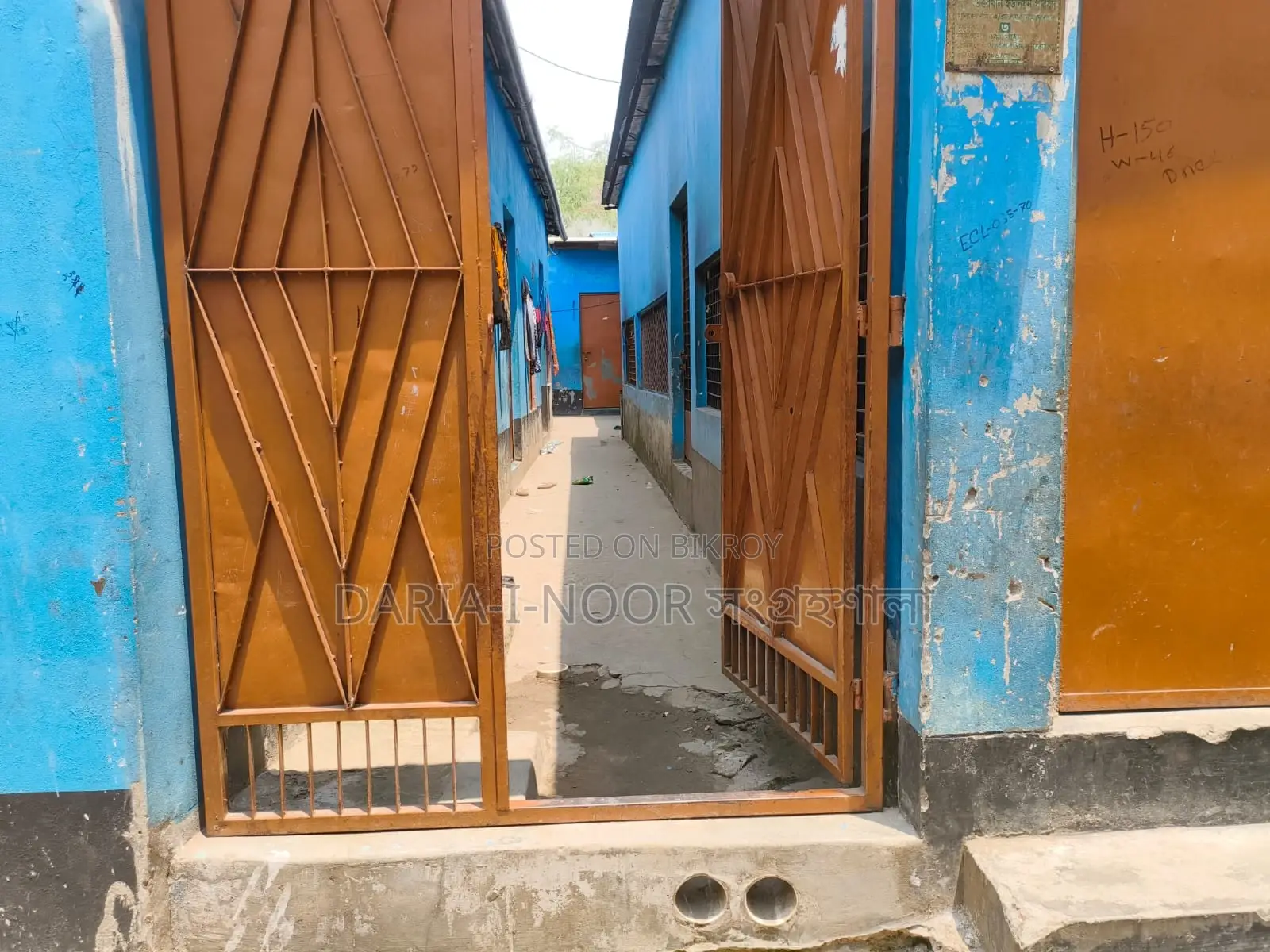 উত্তরখানে ১২ ফিট রাস্তা সংলগ্ন তিন কাঠা জমিতে টিন শেড বাড়ি বিক্রি