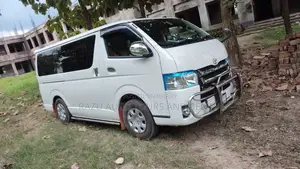 হাইয়েস মাইক্রো ভাড়ার জন্য