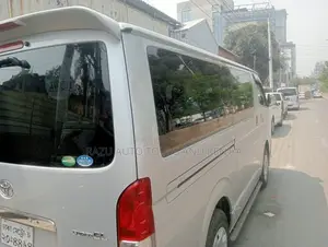 হাইয়েস মাইক্রো ভাড়ার জন্য