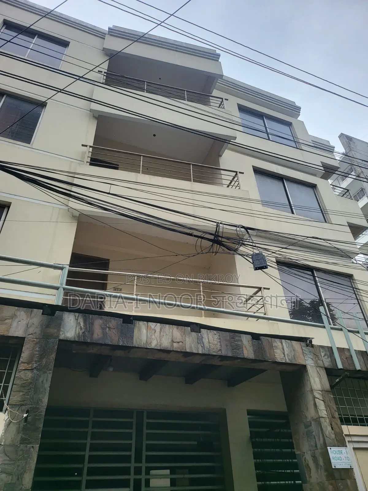 উত্তরা Airport Road সংলগ্ন Corner Plot এ পাচঁ কাঠা জমিতে পাঁচ তলা বাড়ী