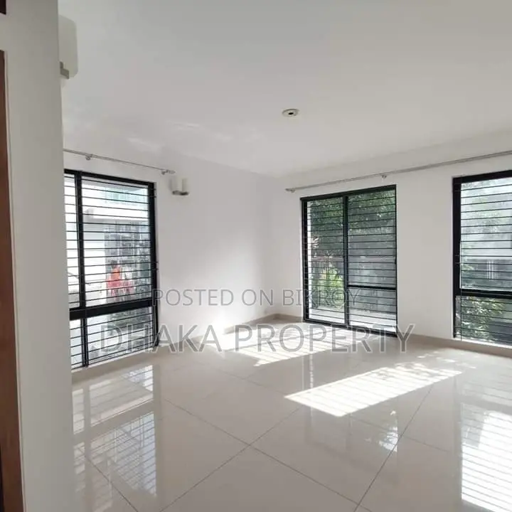 2700-Sqft Luxurious 3-Beded Apartment Rent in Banani