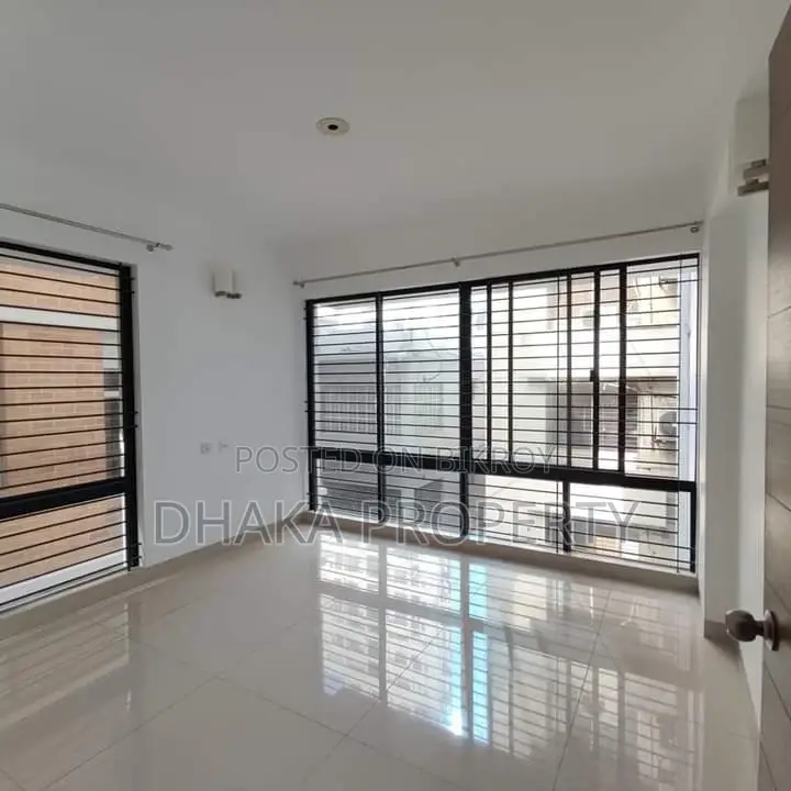 2700-Sqft Luxurious 3-Beded Apartment Rent in Banani