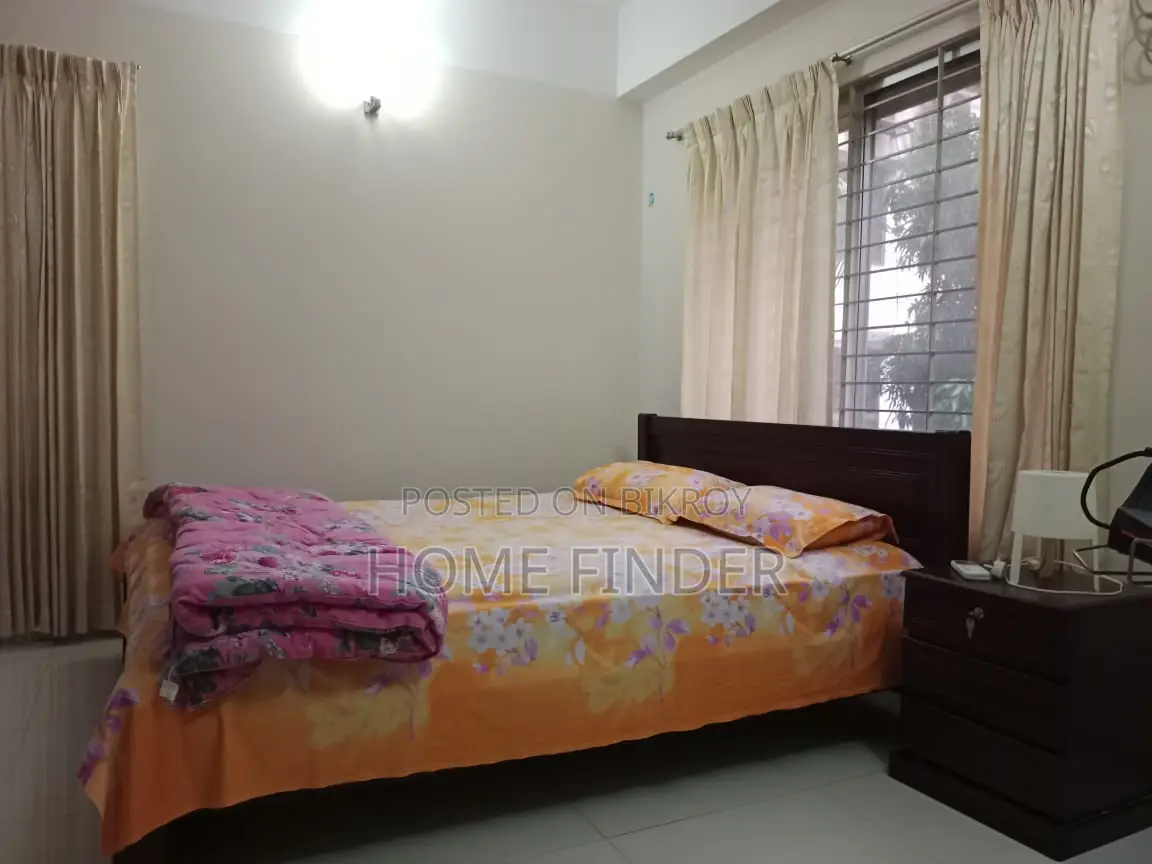 গুলশানে ভাড়ার জন্য ২২০০ বর্গফুটের সম্পূর্ণ ফার্নিশড ফ্ল্যাট