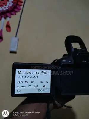 Canon 700D with 75-300 Zoom lens in brand new condition