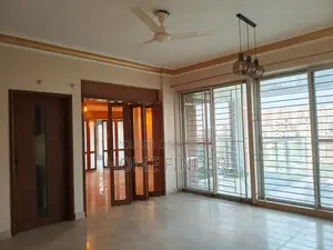 গুলশানে ৩২০০ বর্গফুটের ৩ বেড সেমি-ফার্নিশড অ্যাপার্টমেন্ট ভাড়া