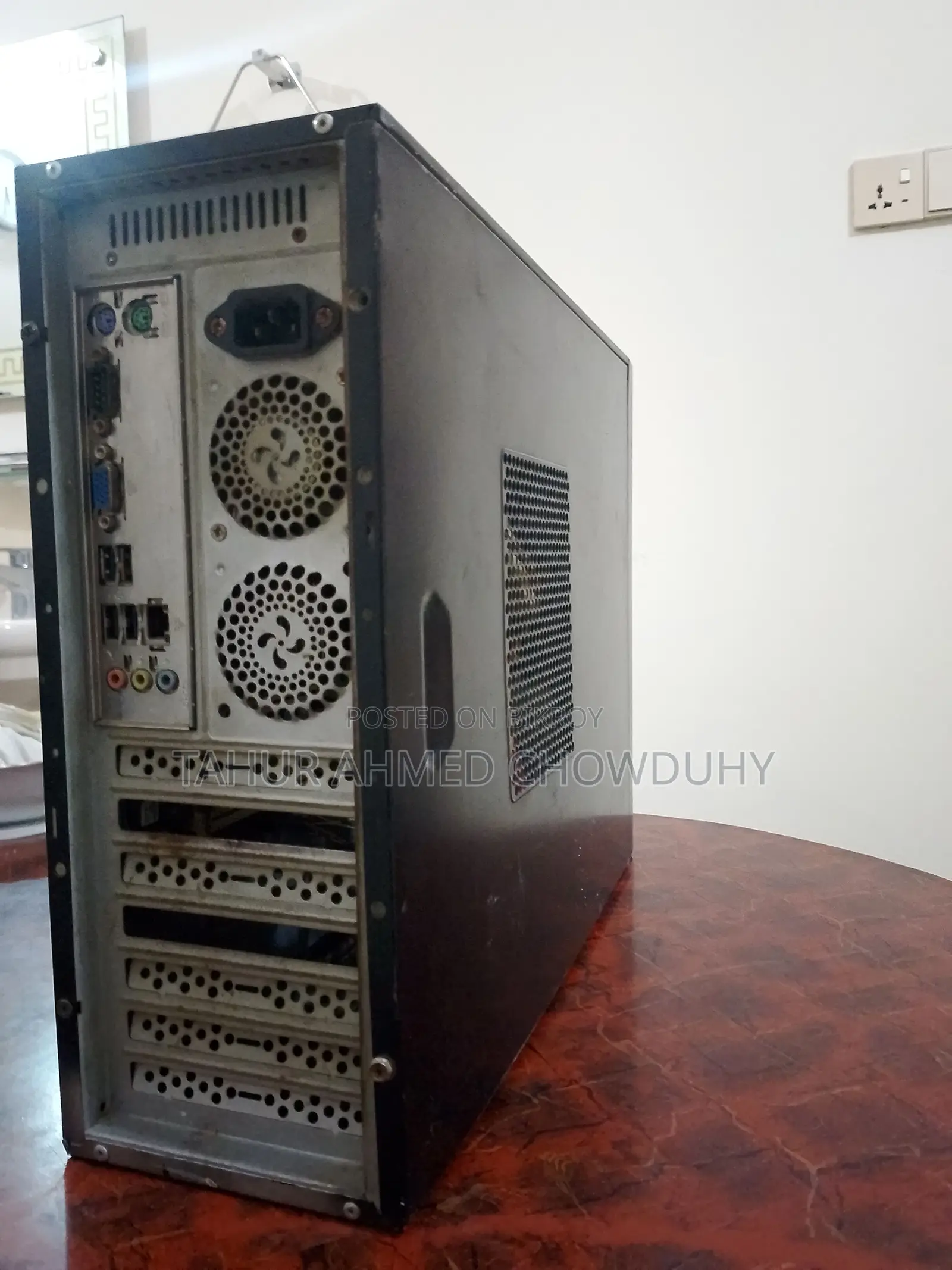 ২ টি পিসি একটি মনিটর একসাথে বিক্রি হবে