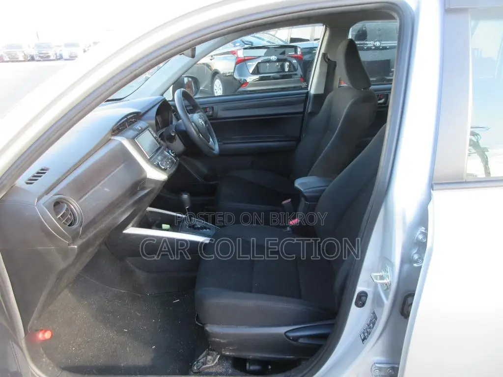 Toyota Fielder Ex Hybrid Silver 2022