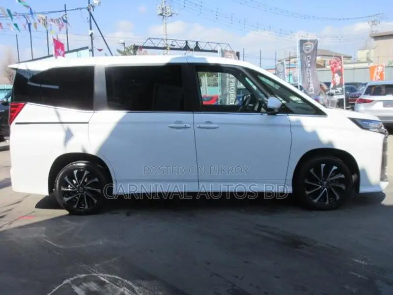 Toyota Noah SZ Hybrid 2022