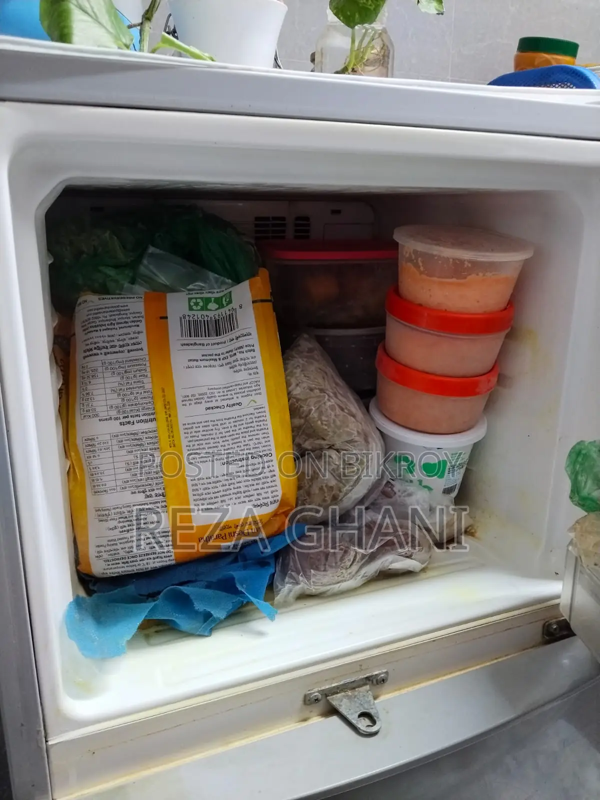 Fridge in excellent condition. Sharp brand fridge.