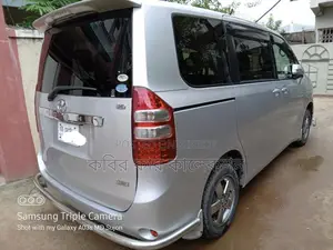 Toyota Noah key start 2011