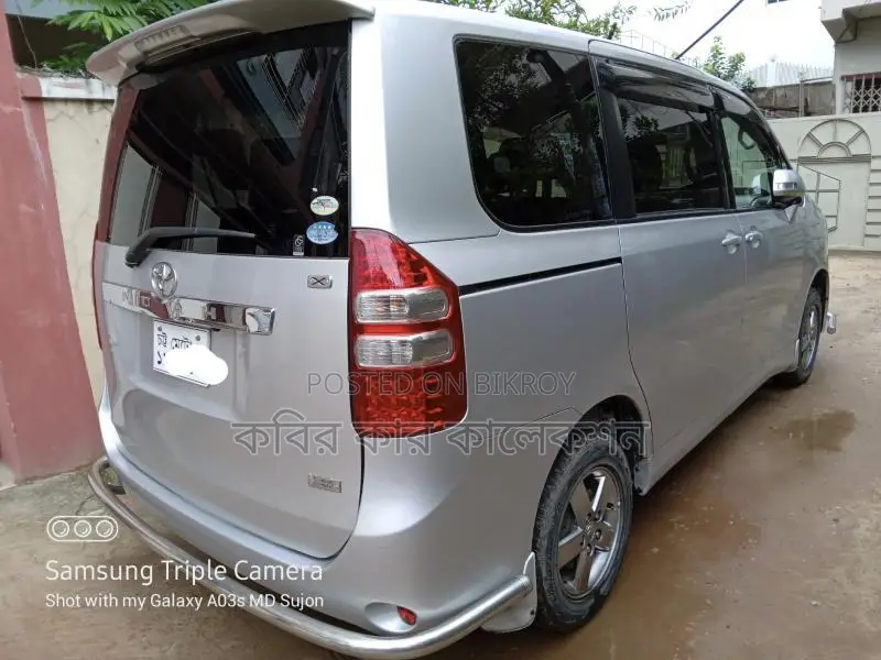 Toyota Noah key start 2011