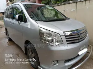 Toyota Noah key start 2011