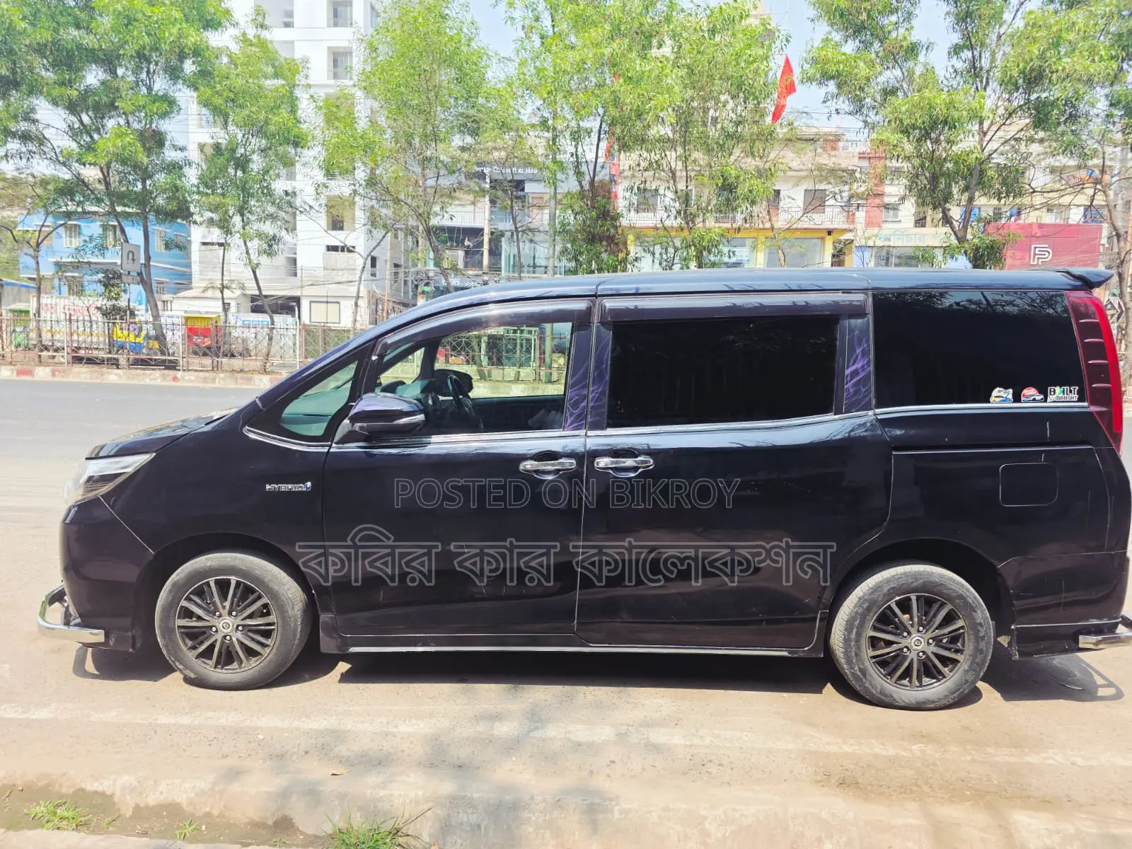 Toyota Esquire hybrid 2015