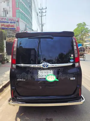 Toyota Esquire hybrid 2015