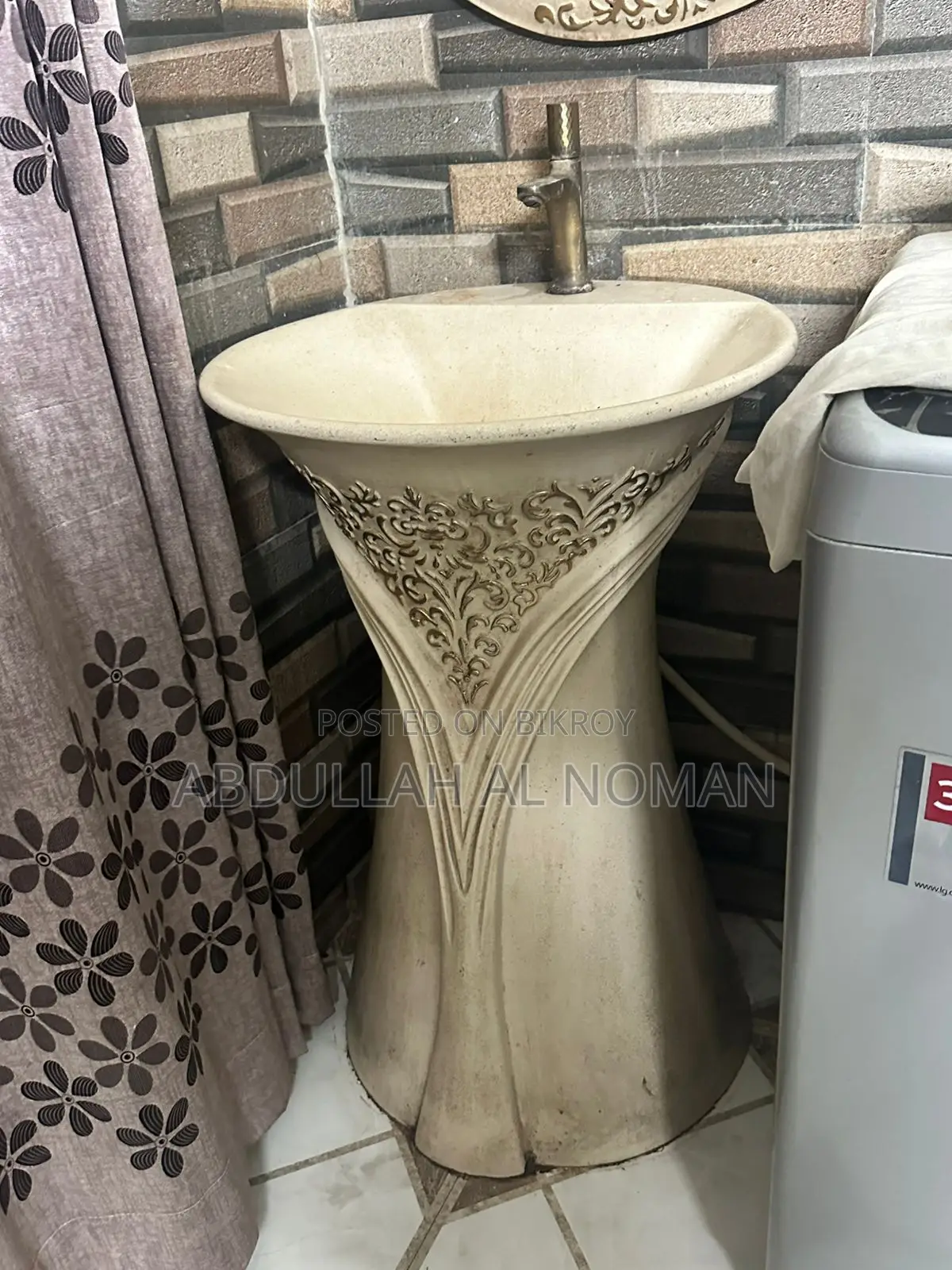 স্টাইলিশ পেডেস্টাল ওয়াশ বেসিন ও মিরর – ভালো কন্ডিশন