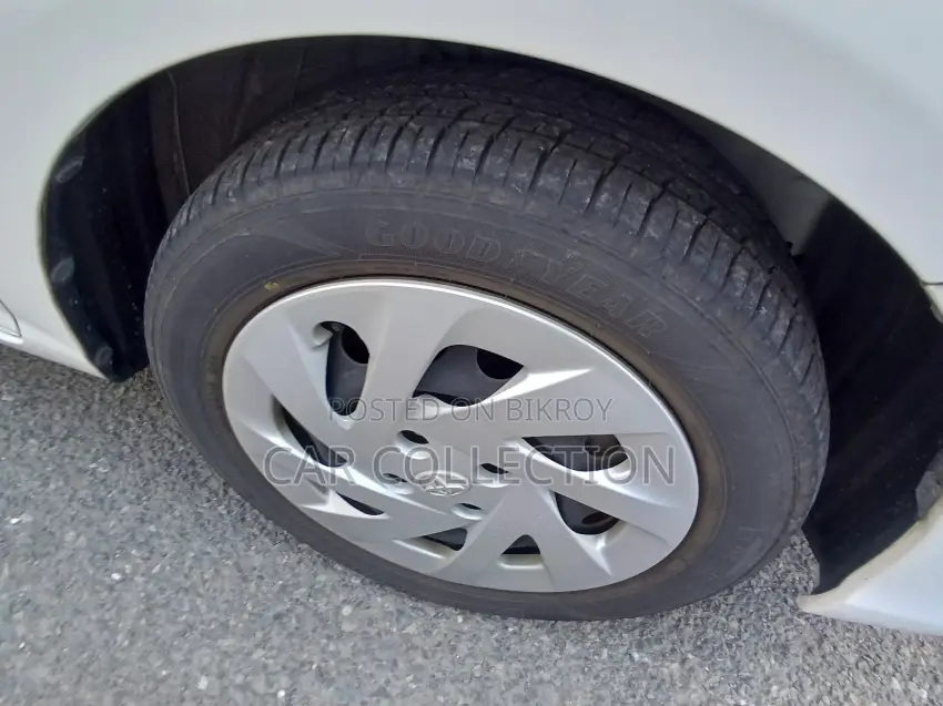 Toyota Fielder Ex Hybrid White 2021
