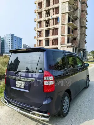 Toyota Noah X 2011