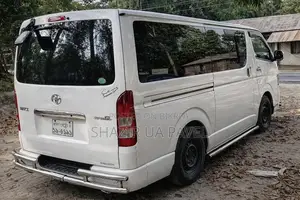 Toyota Hiace 2012