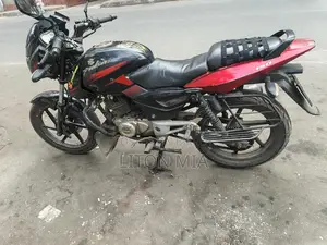 Bajaj Pulsar 150 . 2016