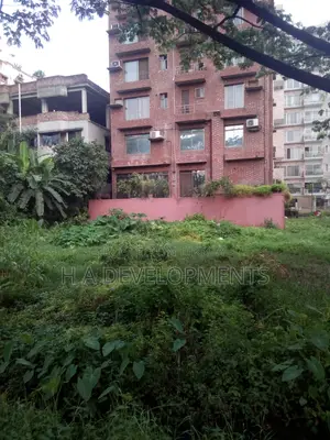 ব্লক-এল ৩ কাঠার উপরে দক্ষিন মূখী ১ তলা বাড়ি।