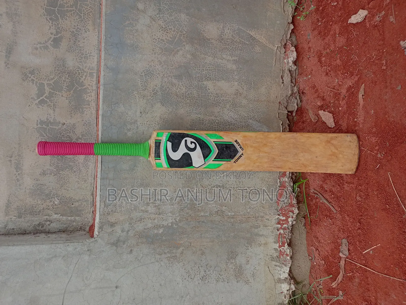 একটি ক্রিকেট ব্যাট বিক্রি করা হবে।