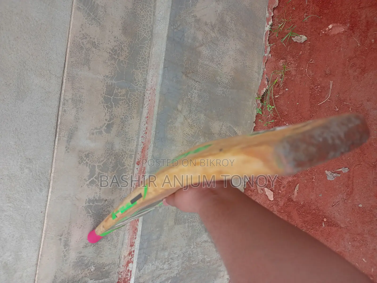 একটি ক্রিকেট ব্যাট বিক্রি করা হবে।
