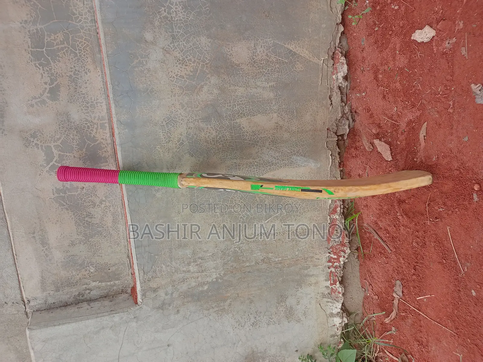 একটি ক্রিকেট ব্যাট বিক্রি করা হবে।