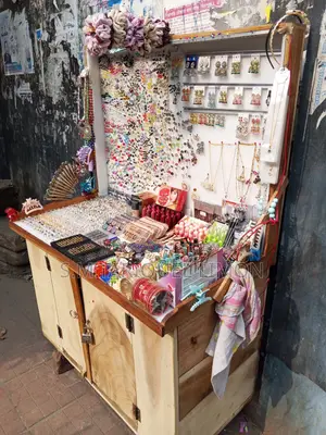 মেয়েদের কসমেটিকস সহ মালামাল