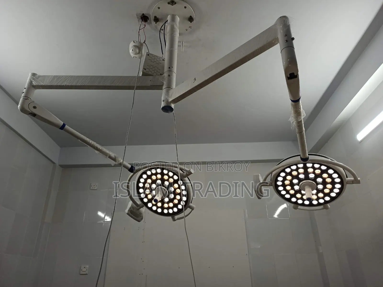 Double Dome Surgical LED Light – Professional Hospital Grade