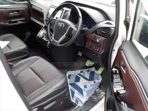 Toyota Esquire Gi pkg. 2020