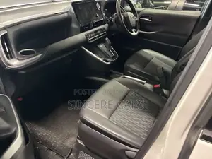Toyota Noah SZ HYB WITH FOOTSTEP 2023