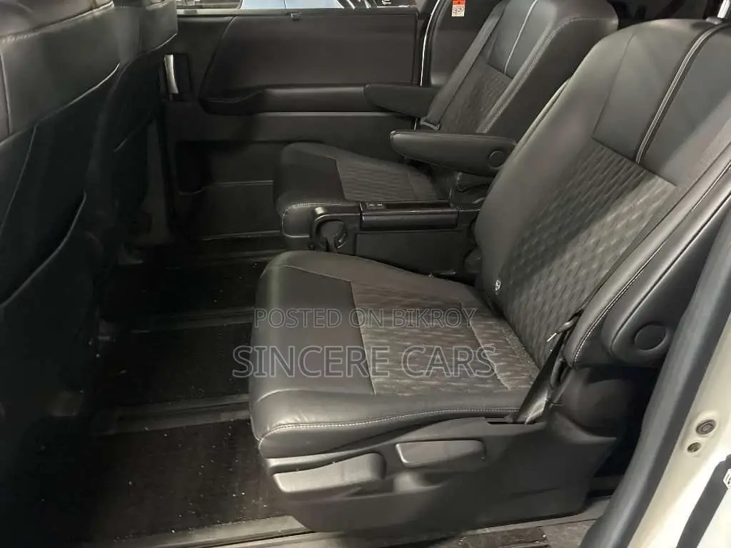 Toyota Noah SZ HYB WITH FOOTSTEP 2023