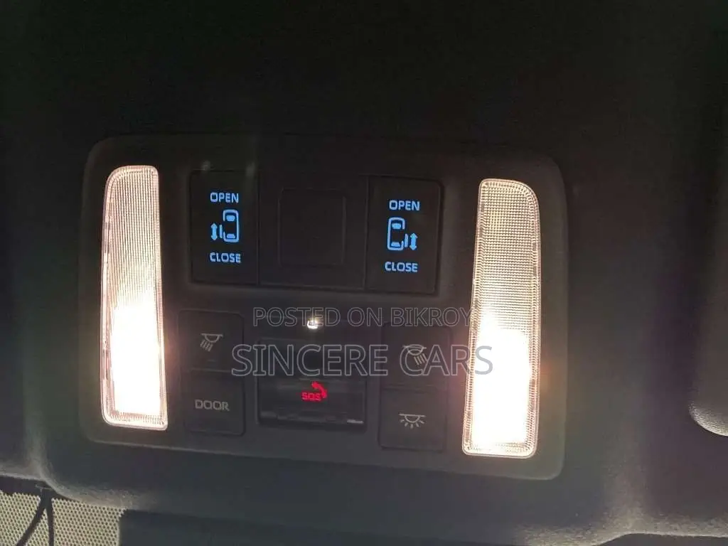 Toyota Noah SZ HYB WITH FOOTSTEP 2023