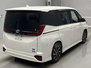 Toyota Noah SZ HYB WITH FOOTSTEP 2023