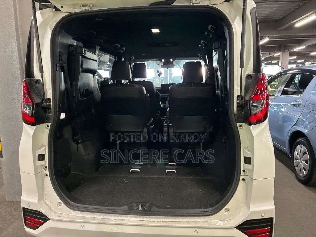 Toyota Noah SZ HYB WITH FOOTSTEP 2023