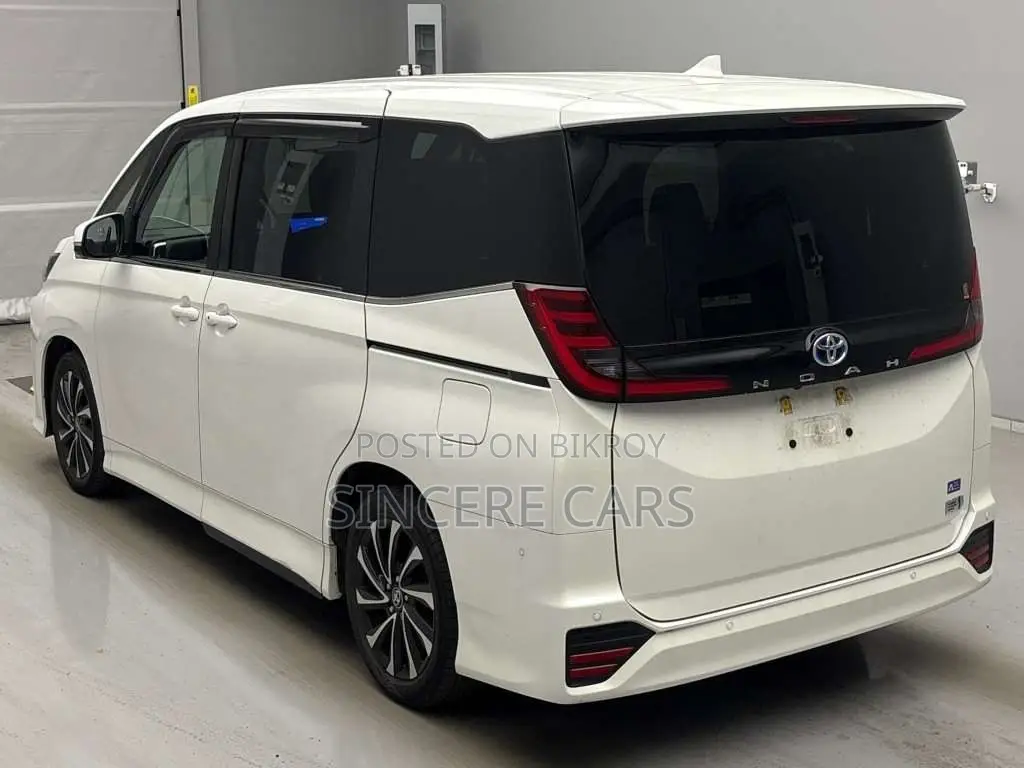 Toyota Noah SZ HYB WITH FOOTSTEP 2023