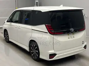 Toyota Noah SZ HYB WITH FOOTSTEP 2023