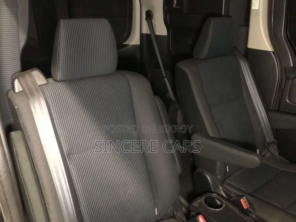 Toyota Noah X HYB 2 PWR DOOR 2021