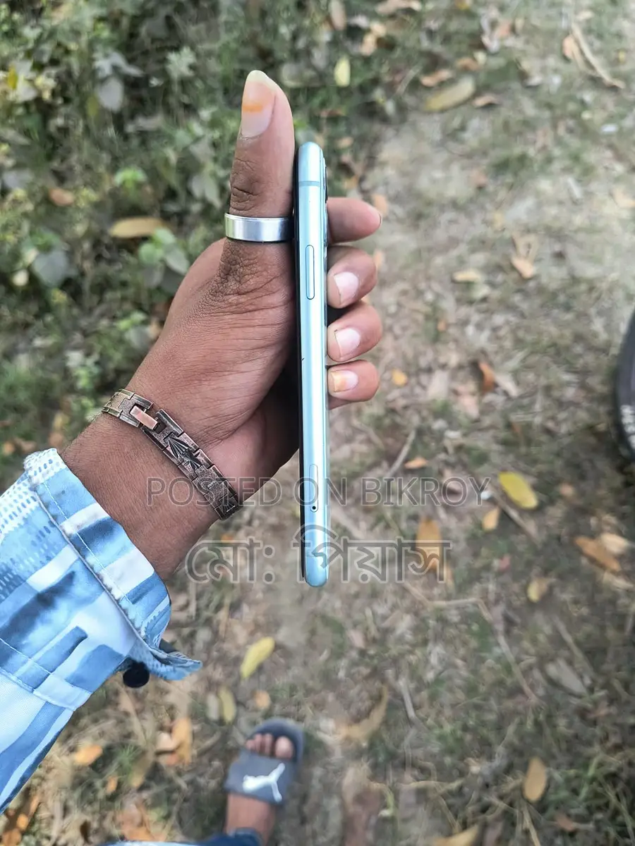 Apple iPhone 11 . (Used)