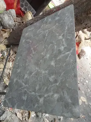 একটি ফোল্ডিং টেবিল বিক্রি করা হবে