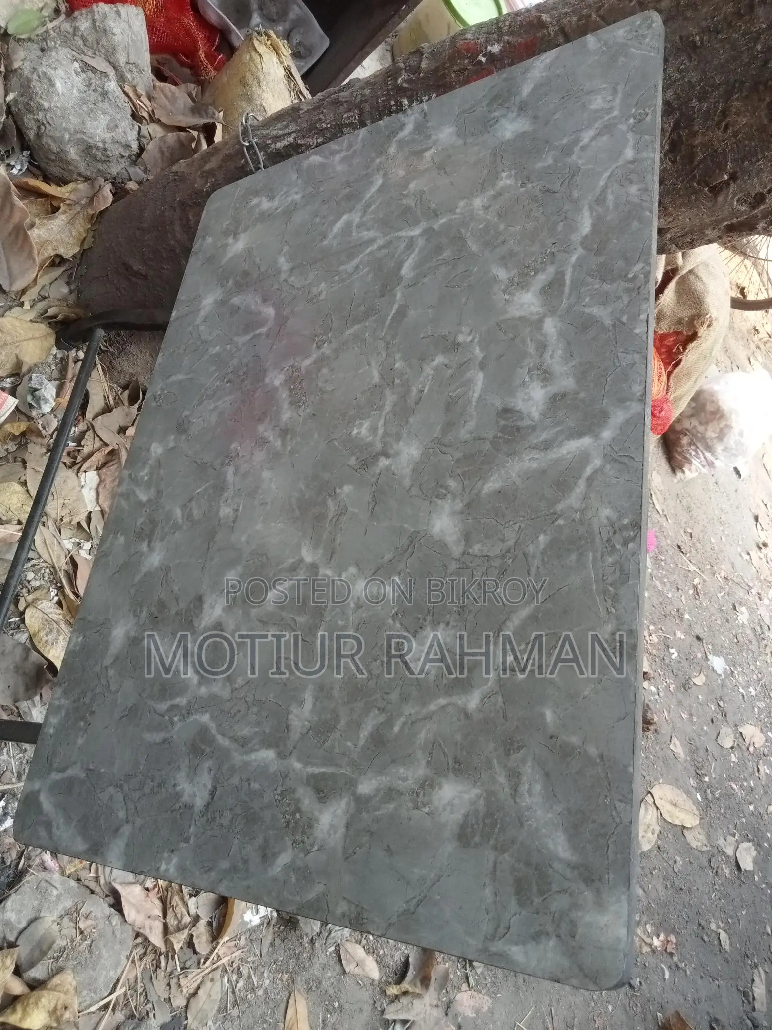একটি ফোল্ডিং টেবিল বিক্রি করা হবে