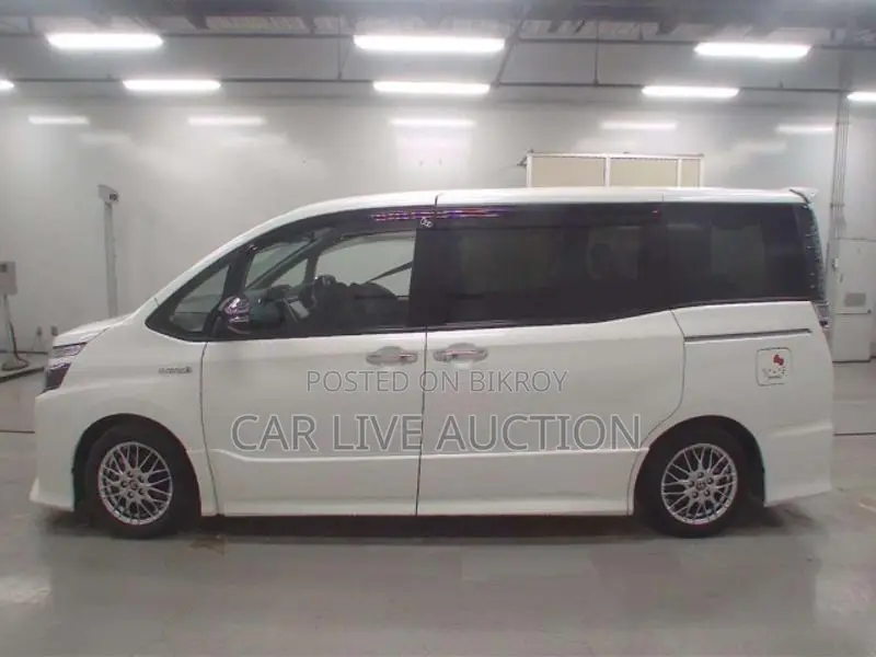 Toyota Noah hybrid 2021