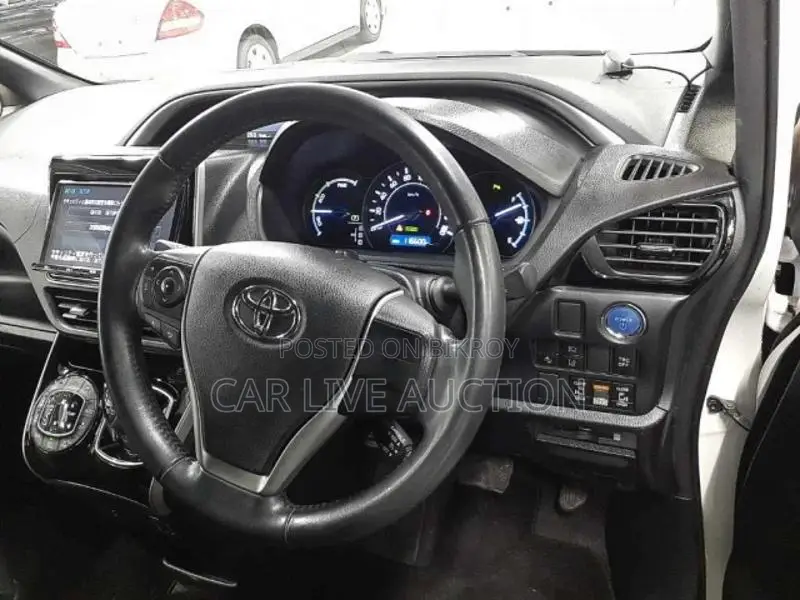 Toyota Noah hybrid 2021