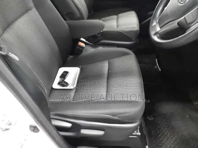 Toyota Noah hybrid 2021