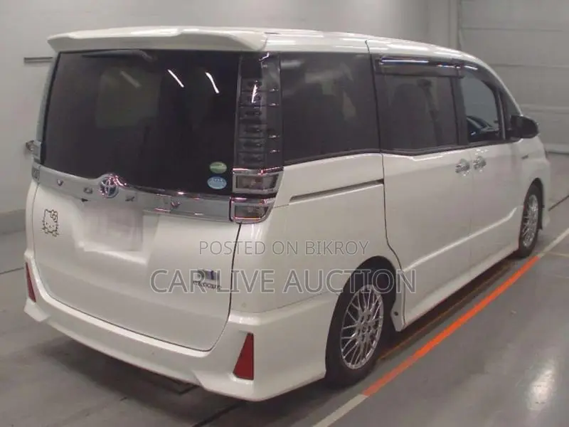Toyota Noah hybrid 2021