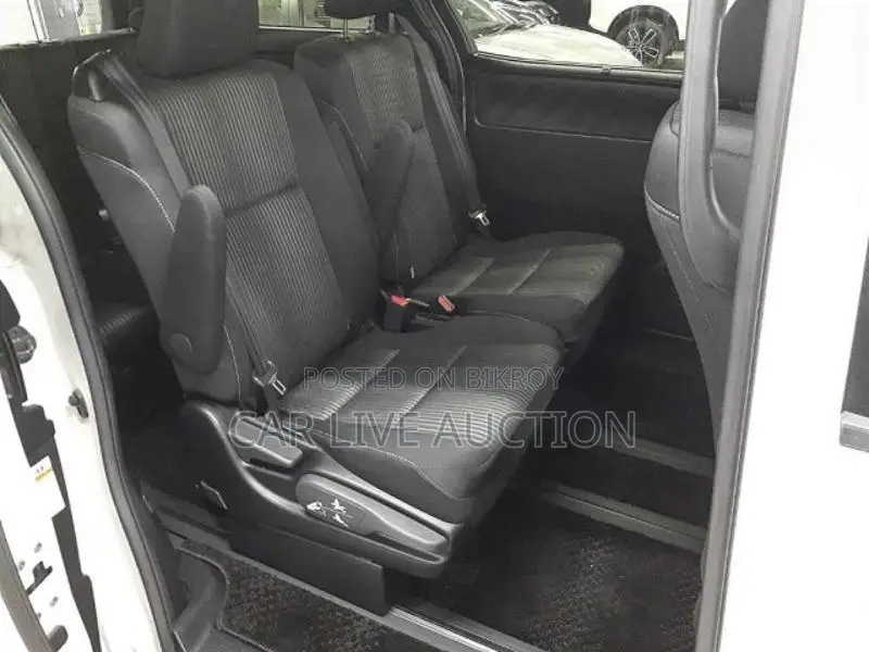 Toyota Noah hybrid 2021