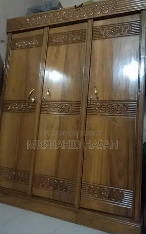 ৩পার্টের আলমারি বিক্রি করা হবে।