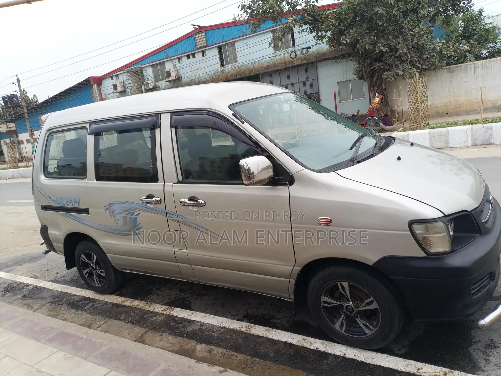 Toyota Noah 2005